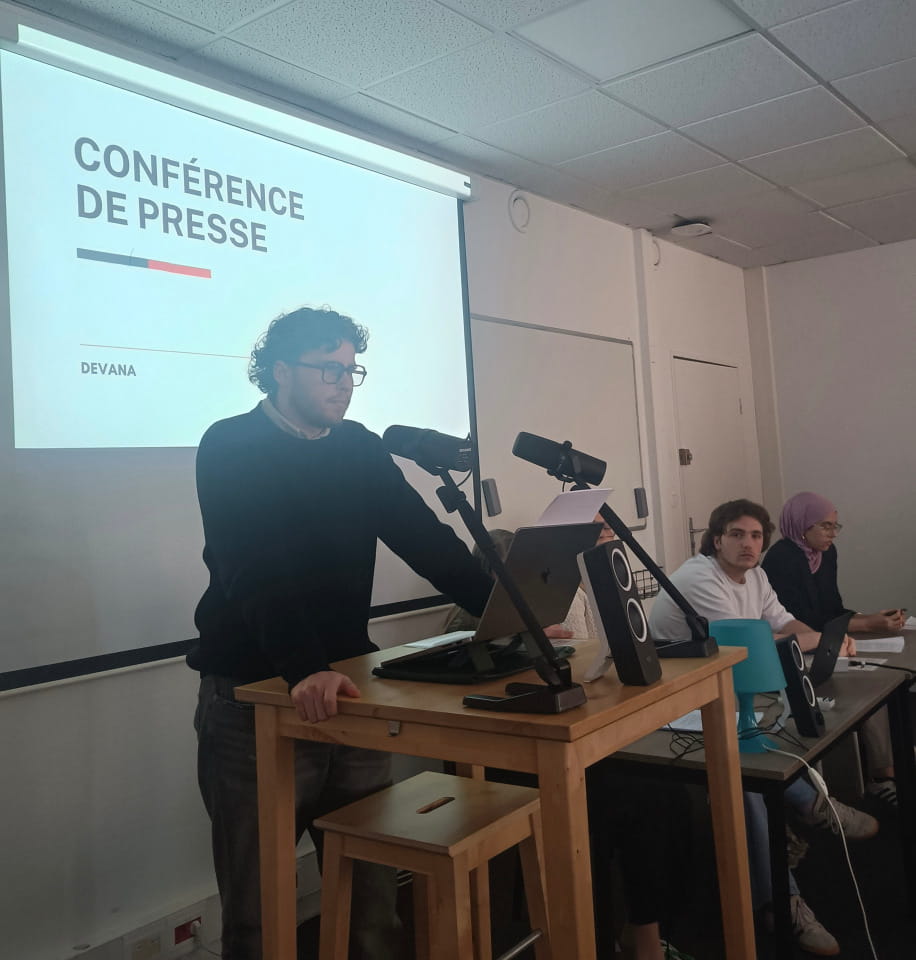 étudiants pendant l'oral, conférence de presse