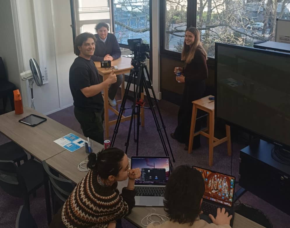 étudiants entrain de réaliser la vidéo de la confession de presse