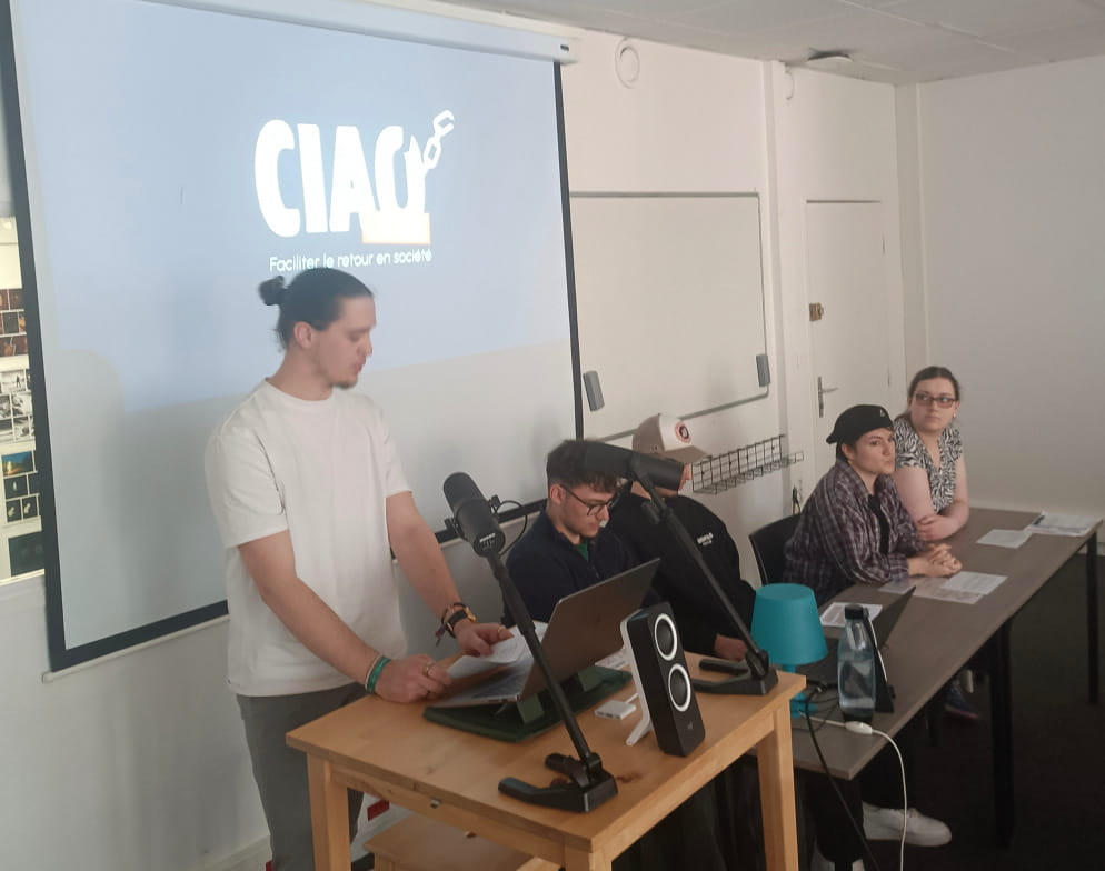 étudiant qui défend son entreprise en conférence de presse