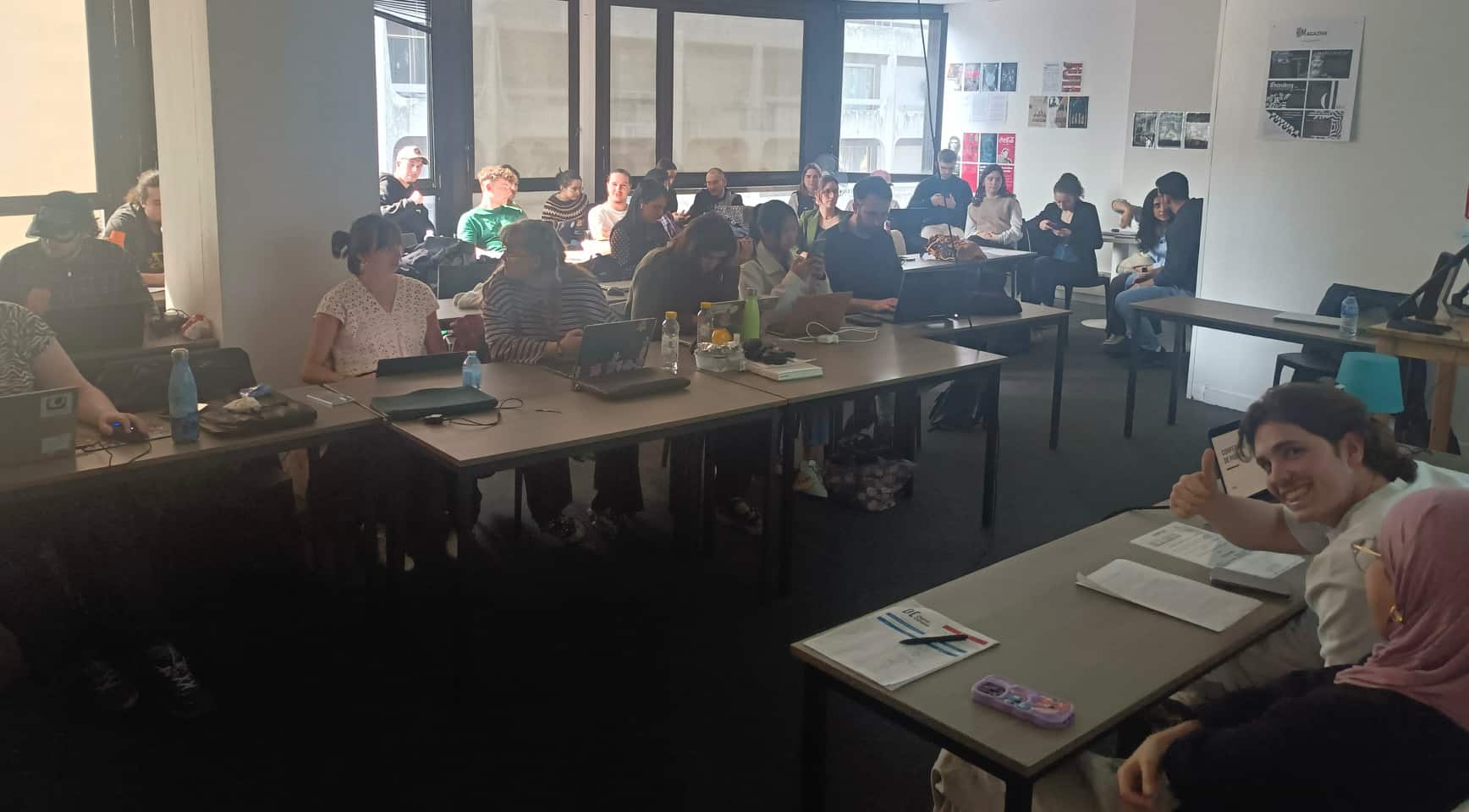 étudiants et jury pendant l'oral de Hackathon