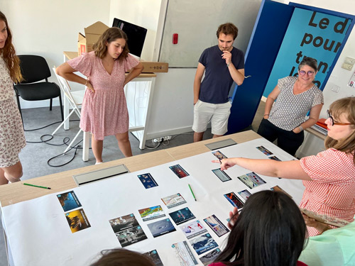 Les étudiants participants à la fresque numérique