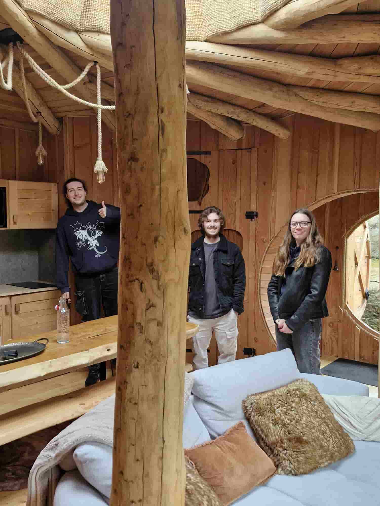 étudiants dans une cabane
