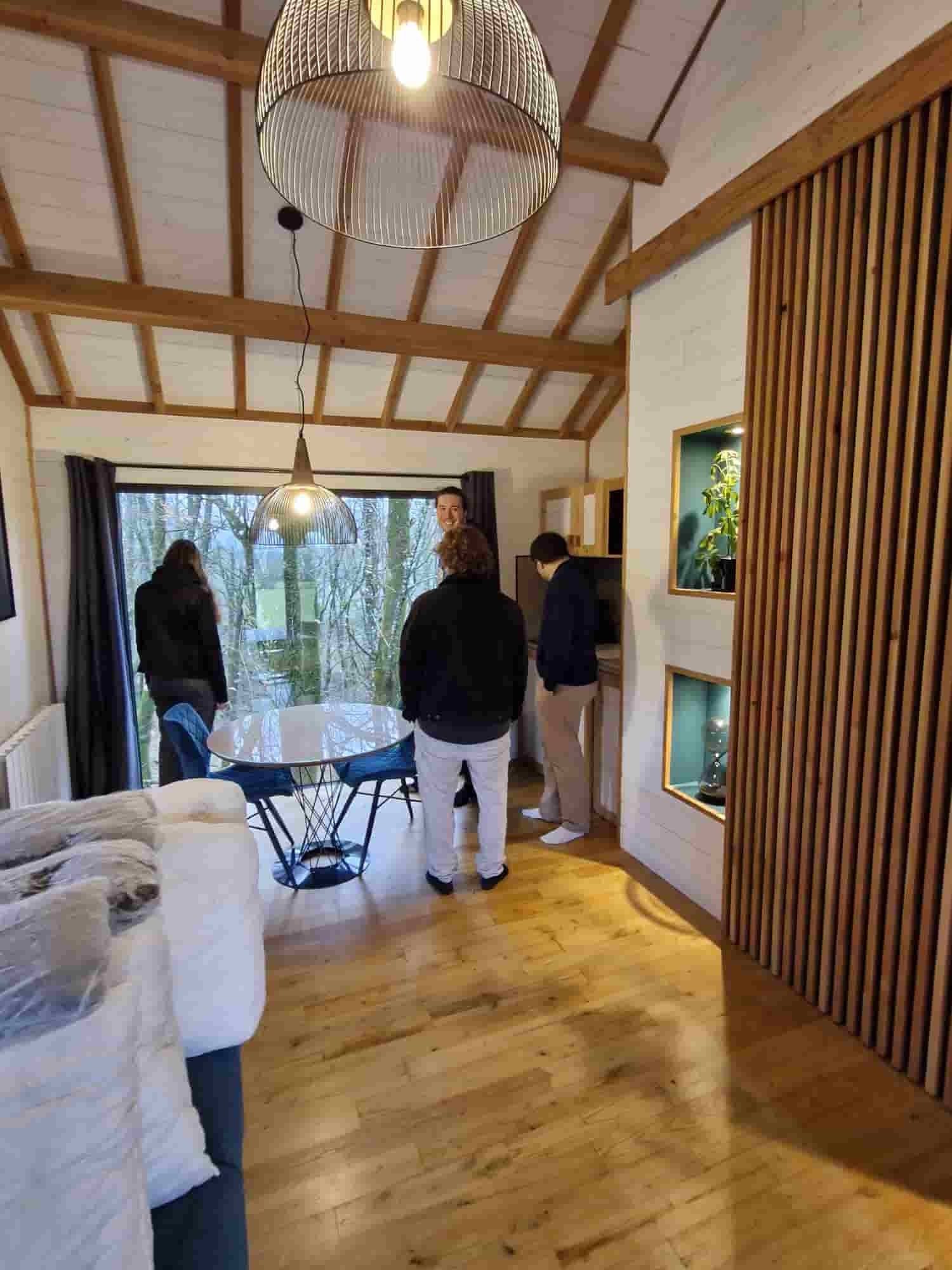 étudiants dans une cabane en bois