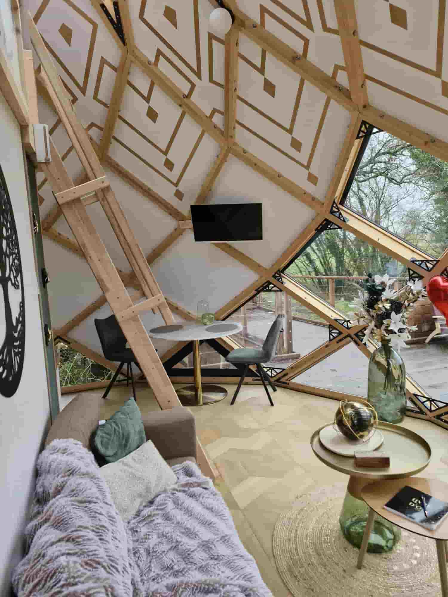 intérieur d'une cabane en bois