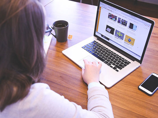 étudiant sur un ordinateur